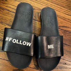 Black sandals come with box